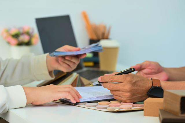 Rivermate | EOR vs Payroll Solutions: What’s the Difference?