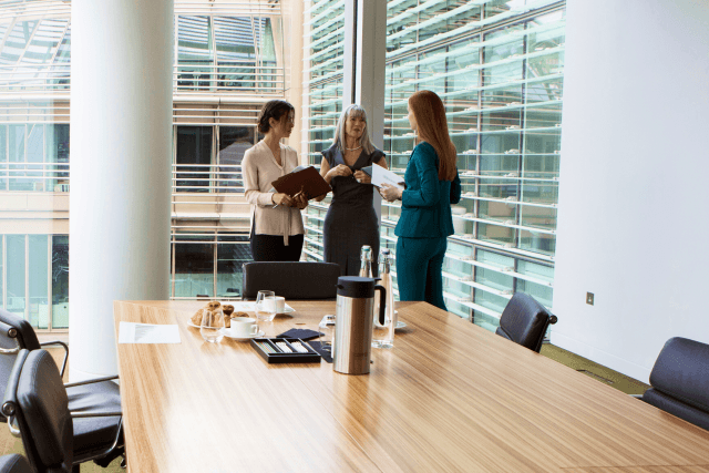 Rivermate | When should you use an employer of record vs. a staffing agency?